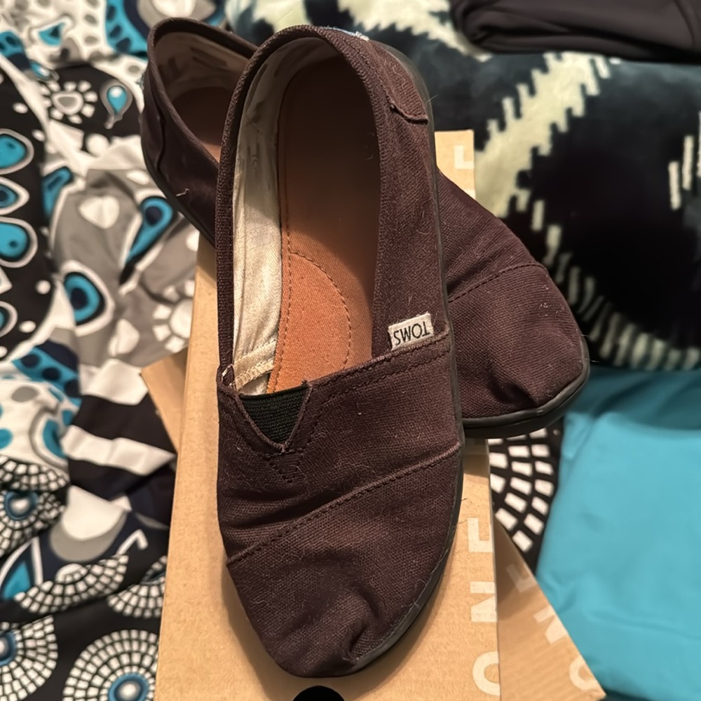 Toms black youth 5 but will fit an adult women’s 7